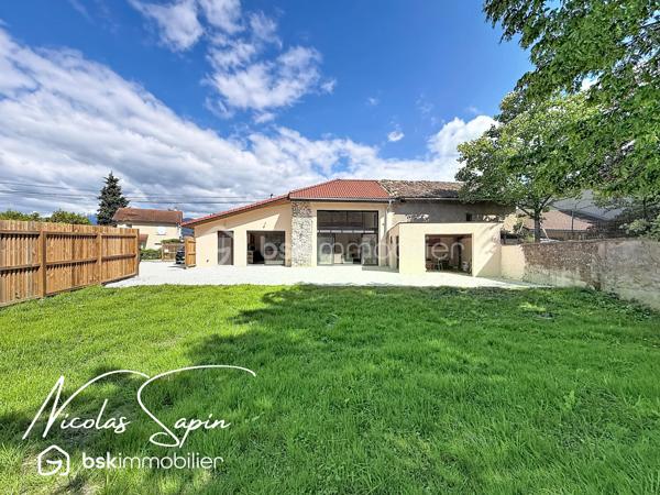 Vif, Exclusif sur la plaine de Reymure avec Nicolas SAPIN(ei)  Possibilité d'acquérir une parcelle de 930M2 attenante avec un garage et deux annexes pour du stockage!
Venez poser vos valises dans cette belle maison de caractère entièrement rénovée, à proximité immédiate de l'école élémentaire.
Vous saurez apprécier les volumes et la qualité des matériaux qui en font une maison coup de coeur!
Vous disposerez d'une grande pièce de vie baignée de luminosité avec cuisine entièrement équipée donnant accès à l'extérieur par de belles baies vitrées.
Egalement de plain-pied, 4 chambres avec dressing, une buanderie, une salle de bain avec douche et WC séparé.
A l'étage, une suite parentale avec dressing et douche de plus de 35m2.
Pour votre confort: Menuiseries aluminium, BSO électrique, pompe à chaleur air/eau, climatisation, volets électriques, chauffage au sol.
Une grande cave voutée de 55m2 complète ce bien rare à la vente. 
Vous disposerez de places de parking devant la maison et un abri ouvert pour du stockage. 
Vidéo disponible sur demande.
