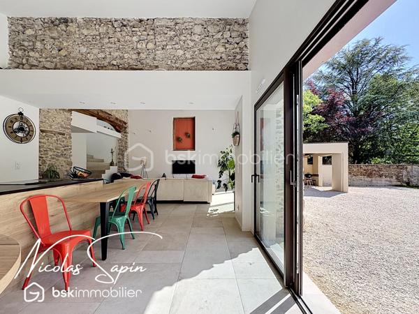 Vif, Exclusif sur la plaine de Reymure avec Nicolas SAPIN(ei)  Possibilité d'acquérir une parcelle de 930M2 attenante avec un garage et deux annexes pour du stockage!
Venez poser vos valises dans cette belle maison de caractère entièrement rénovée, à proximité immédiate de l'école élémentaire.
Vous saurez apprécier les volumes et la qualité des matériaux qui en font une maison coup de coeur!
Vous disposerez d'une grande pièce de vie baignée de luminosité avec cuisine entièrement équipée donnant accès à l'extérieur par de belles baies vitrées.
Egalement de plain-pied, 4 chambres avec dressing, une buanderie, une salle de bain avec douche et WC séparé.
A l'étage, une suite parentale avec dressing et douche de plus de 35m2.
Pour votre confort: Menuiseries aluminium, BSO électrique, pompe à chaleur air/eau, climatisation, volets électriques, chauffage au sol.
Une grande cave voutée de 55m2 complète ce bien rare à la vente. 
Vous disposerez de places de parking devant la maison et un abri ouvert pour du stockage. 
Vidéo disponible sur demande.