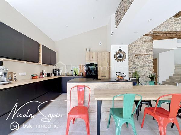 Vif, Exclusif sur la plaine de Reymure avec Nicolas SAPIN(ei)  Possibilité d'acquérir une parcelle de 930M2 attenante avec un garage et deux annexes pour du stockage!
Venez poser vos valises dans cette belle maison de caractère entièrement rénovée, à proximité immédiate de l'école élémentaire.
Vous saurez apprécier les volumes et la qualité des matériaux qui en font une maison coup de coeur!
Vous disposerez d'une grande pièce de vie baignée de luminosité avec cuisine entièrement équipée donnant accès à l'extérieur par de belles baies vitrées.
Egalement de plain-pied, 4 chambres avec dressing, une buanderie, une salle de bain avec douche et WC séparé.
A l'étage, une suite parentale avec dressing et douche de plus de 35m2.
Pour votre confort: Menuiseries aluminium, BSO électrique, pompe à chaleur air/eau, climatisation, volets électriques, chauffage au sol.
Une grande cave voutée de 55m2 complète ce bien rare à la vente. 
Vous disposerez de places de parking devant la maison et un abri ouvert pour du stockage. 
Vidéo disponible sur demande.