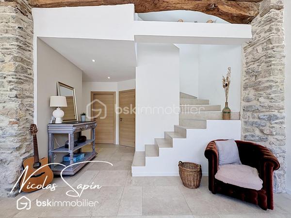 Vif, Exclusif sur la plaine de Reymure avec Nicolas SAPIN(ei)  Possibilité d'acquérir une parcelle de 930M2 attenante avec un garage et deux annexes pour du stockage!
Venez poser vos valises dans cette belle maison de caractère entièrement rénovée, à proximité immédiate de l'école élémentaire.
Vous saurez apprécier les volumes et la qualité des matériaux qui en font une maison coup de coeur!
Vous disposerez d'une grande pièce de vie baignée de luminosité avec cuisine entièrement équipée donnant accès à l'extérieur par de belles baies vitrées.
Egalement de plain-pied, 4 chambres avec dressing, une buanderie, une salle de bain avec douche et WC séparé.
A l'étage, une suite parentale avec dressing et douche de plus de 35m2.
Pour votre confort: Menuiseries aluminium, BSO électrique, pompe à chaleur air/eau, climatisation, volets électriques, chauffage au sol.
Une grande cave voutée de 55m2 complète ce bien rare à la vente. 
Vous disposerez de places de parking devant la maison et un abri ouvert pour du stockage. 
Vidéo disponible sur demande.