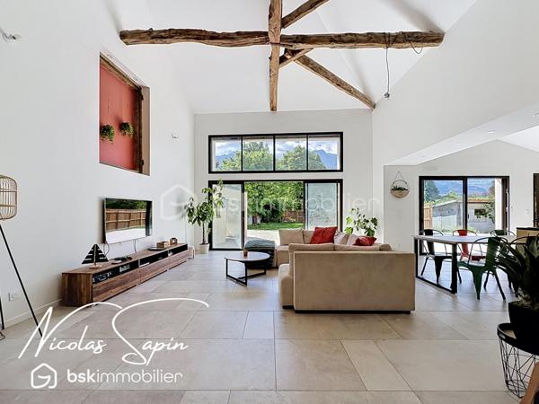 Vif, Exclusif sur la plaine de Reymure avec Nicolas SAPIN(ei)  Possibilité d'acquérir une parcelle de 930M2 attenante avec un garage et deux annexes pour du stockage!
Venez poser vos valises dans cette belle maison de caractère entièrement rénovée, à proximité immédiate de l'école élémentaire.
Vous saurez apprécier les volumes et la qualité des matériaux qui en font une maison coup de coeur!
Vous disposerez d'une grande pièce de vie baignée de luminosité avec cuisine entièrement équipée donnant accès à l'extérieur par de belles baies vitrées.
Egalement de plain-pied, 4 chambres avec dressing, une buanderie, une salle de bain avec douche et WC séparé.
A l'étage, une suite parentale avec dressing et douche de plus de 35m2.
Pour votre confort: Menuiseries aluminium, BSO électrique, pompe à chaleur air/eau, climatisation, volets électriques, chauffage au sol.
Une grande cave voutée de 55m2 complète ce bien rare à la vente. 
Vous disposerez de places de parking devant la maison et un abri ouvert pour du stockage. 
Vidéo disponible sur demande.
