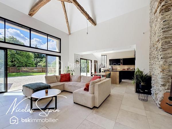 Vif, Exclusif sur la plaine de Reymure avec Nicolas SAPIN(ei)  Possibilité d'acquérir une parcelle de 930M2 attenante avec un garage et deux annexes pour du stockage!
Venez poser vos valises dans cette belle maison de caractère entièrement rénovée, à proximité immédiate de l'école élémentaire.
Vous saurez apprécier les volumes et la qualité des matériaux qui en font une maison coup de coeur!
Vous disposerez d'une grande pièce de vie baignée de luminosité avec cuisine entièrement équipée donnant accès à l'extérieur par de belles baies vitrées.
Egalement de plain-pied, 4 chambres avec dressing, une buanderie, une salle de bain avec douche et WC séparé.
A l'étage, une suite parentale avec dressing et douche de plus de 35m2.
Pour votre confort: Menuiseries aluminium, BSO électrique, pompe à chaleur air/eau, climatisation, volets électriques, chauffage au sol.
Une grande cave voutée de 55m2 complète ce bien rare à la vente. 
Vous disposerez de places de parking devant la maison et un abri ouvert pour du stockage. 
Vidéo disponible sur demande.