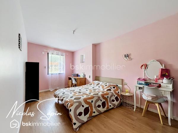 Vif, Exclusif sur la plaine de Reymure avec Nicolas SAPIN(ei)  Possibilité d'acquérir une parcelle de 930M2 attenante avec un garage et deux annexes pour du stockage!
Venez poser vos valises dans cette belle maison de caractère entièrement rénovée, à proximité immédiate de l'école élémentaire.
Vous saurez apprécier les volumes et la qualité des matériaux qui en font une maison coup de coeur!
Vous disposerez d'une grande pièce de vie baignée de luminosité avec cuisine entièrement équipée donnant accès à l'extérieur par de belles baies vitrées.
Egalement de plain-pied, 4 chambres avec dressing, une buanderie, une salle de bain avec douche et WC séparé.
A l'étage, une suite parentale avec dressing et douche de plus de 35m2.
Pour votre confort: Menuiseries aluminium, BSO électrique, pompe à chaleur air/eau, climatisation, volets électriques, chauffage au sol.
Une grande cave voutée de 55m2 complète ce bien rare à la vente. 
Vous disposerez de places de parking devant la maison et un abri ouvert pour du stockage. 
Vidéo disponible sur demande.