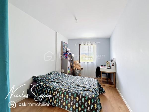 Vif, Exclusif sur la plaine de Reymure avec Nicolas SAPIN(ei)  Possibilité d'acquérir une parcelle de 930M2 attenante avec un garage et deux annexes pour du stockage!
Venez poser vos valises dans cette belle maison de caractère entièrement rénovée, à proximité immédiate de l'école élémentaire.
Vous saurez apprécier les volumes et la qualité des matériaux qui en font une maison coup de coeur!
Vous disposerez d'une grande pièce de vie baignée de luminosité avec cuisine entièrement équipée donnant accès à l'extérieur par de belles baies vitrées.
Egalement de plain-pied, 4 chambres avec dressing, une buanderie, une salle de bain avec douche et WC séparé.
A l'étage, une suite parentale avec dressing et douche de plus de 35m2.
Pour votre confort: Menuiseries aluminium, BSO électrique, pompe à chaleur air/eau, climatisation, volets électriques, chauffage au sol.
Une grande cave voutée de 55m2 complète ce bien rare à la vente. 
Vous disposerez de places de parking devant la maison et un abri ouvert pour du stockage. 
Vidéo disponible sur demande.