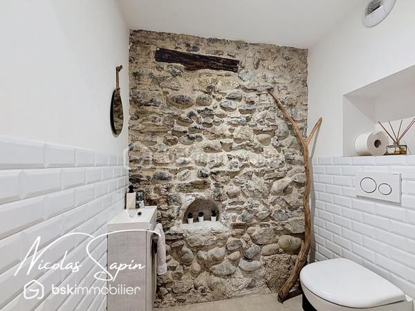 Vif, Exclusif sur la plaine de Reymure avec Nicolas SAPIN(ei)  Possibilité d'acquérir une parcelle de 930M2 attenante avec un garage et deux annexes pour du stockage!
Venez poser vos valises dans cette belle maison de caractère entièrement rénovée, à proximité immédiate de l'école élémentaire.
Vous saurez apprécier les volumes et la qualité des matériaux qui en font une maison coup de coeur!
Vous disposerez d'une grande pièce de vie baignée de luminosité avec cuisine entièrement équipée donnant accès à l'extérieur par de belles baies vitrées.
Egalement de plain-pied, 4 chambres avec dressing, une buanderie, une salle de bain avec douche et WC séparé.
A l'étage, une suite parentale avec dressing et douche de plus de 35m2.
Pour votre confort: Menuiseries aluminium, BSO électrique, pompe à chaleur air/eau, climatisation, volets électriques, chauffage au sol.
Une grande cave voutée de 55m2 complète ce bien rare à la vente. 
Vous disposerez de places de parking devant la maison et un abri ouvert pour du stockage. 
Vidéo disponible sur demande.