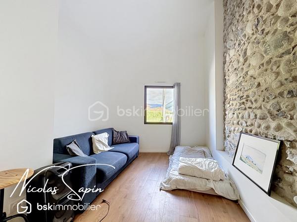 Vif, Exclusif sur la plaine de Reymure avec Nicolas SAPIN(ei)  Possibilité d'acquérir une parcelle de 930M2 attenante avec un garage et deux annexes pour du stockage!
Venez poser vos valises dans cette belle maison de caractère entièrement rénovée, à proximité immédiate de l'école élémentaire.
Vous saurez apprécier les volumes et la qualité des matériaux qui en font une maison coup de coeur!
Vous disposerez d'une grande pièce de vie baignée de luminosité avec cuisine entièrement équipée donnant accès à l'extérieur par de belles baies vitrées.
Egalement de plain-pied, 4 chambres avec dressing, une buanderie, une salle de bain avec douche et WC séparé.
A l'étage, une suite parentale avec dressing et douche de plus de 35m2.
Pour votre confort: Menuiseries aluminium, BSO électrique, pompe à chaleur air/eau, climatisation, volets électriques, chauffage au sol.
Une grande cave voutée de 55m2 complète ce bien rare à la vente. 
Vous disposerez de places de parking devant la maison et un abri ouvert pour du stockage. 
Vidéo disponible sur demande.