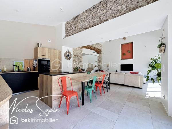 Vif, Exclusif sur la plaine de Reymure avec Nicolas SAPIN(ei)  Possibilité d'acquérir une parcelle de 930M2 attenante avec un garage et deux annexes pour du stockage!
Venez poser vos valises dans cette belle maison de caractère entièrement rénovée, à proximité immédiate de l'école élémentaire.
Vous saurez apprécier les volumes et la qualité des matériaux qui en font une maison coup de coeur!
Vous disposerez d'une grande pièce de vie baignée de luminosité avec cuisine entièrement équipée donnant accès à l'extérieur par de belles baies vitrées.
Egalement de plain-pied, 4 chambres avec dressing, une buanderie, une salle de bain avec douche et WC séparé.
A l'étage, une suite parentale avec dressing et douche de plus de 35m2.
Pour votre confort: Menuiseries aluminium, BSO électrique, pompe à chaleur air/eau, climatisation, volets électriques, chauffage au sol.
Une grande cave voutée de 55m2 complète ce bien rare à la vente. 
Vous disposerez de places de parking devant la maison et un abri ouvert pour du stockage. 
Vidéo disponible sur demande.