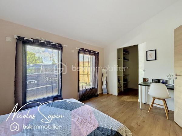 Vif, Exclusif sur la plaine de Reymure avec Nicolas SAPIN(ei)  Possibilité d'acquérir une parcelle de 930M2 attenante avec un garage et deux annexes pour du stockage!
Venez poser vos valises dans cette belle maison de caractère entièrement rénovée, à proximité immédiate de l'école élémentaire.
Vous saurez apprécier les volumes et la qualité des matériaux qui en font une maison coup de coeur!
Vous disposerez d'une grande pièce de vie baignée de luminosité avec cuisine entièrement équipée donnant accès à l'extérieur par de belles baies vitrées.
Egalement de plain-pied, 4 chambres avec dressing, une buanderie, une salle de bain avec douche et WC séparé.
A l'étage, une suite parentale avec dressing et douche de plus de 35m2.
Pour votre confort: Menuiseries aluminium, BSO électrique, pompe à chaleur air/eau, climatisation, volets électriques, chauffage au sol.
Une grande cave voutée de 55m2 complète ce bien rare à la vente. 
Vous disposerez de places de parking devant la maison et un abri ouvert pour du stockage. 
Vidéo disponible sur demande.