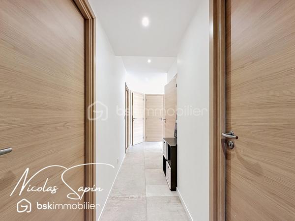 Vif, Exclusif sur la plaine de Reymure avec Nicolas SAPIN(ei)  Possibilité d'acquérir une parcelle de 930M2 attenante avec un garage et deux annexes pour du stockage!
Venez poser vos valises dans cette belle maison de caractère entièrement rénovée, à proximité immédiate de l'école élémentaire.
Vous saurez apprécier les volumes et la qualité des matériaux qui en font une maison coup de coeur!
Vous disposerez d'une grande pièce de vie baignée de luminosité avec cuisine entièrement équipée donnant accès à l'extérieur par de belles baies vitrées.
Egalement de plain-pied, 4 chambres avec dressing, une buanderie, une salle de bain avec douche et WC séparé.
A l'étage, une suite parentale avec dressing et douche de plus de 35m2.
Pour votre confort: Menuiseries aluminium, BSO électrique, pompe à chaleur air/eau, climatisation, volets électriques, chauffage au sol.
Une grande cave voutée de 55m2 complète ce bien rare à la vente. 
Vous disposerez de places de parking devant la maison et un abri ouvert pour du stockage. 
Vidéo disponible sur demande.