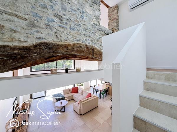 Vif, Exclusif sur la plaine de Reymure avec Nicolas SAPIN(ei)  Possibilité d'acquérir une parcelle de 930M2 attenante avec un garage et deux annexes pour du stockage!
Venez poser vos valises dans cette belle maison de caractère entièrement rénovée, à proximité immédiate de l'école élémentaire.
Vous saurez apprécier les volumes et la qualité des matériaux qui en font une maison coup de coeur!
Vous disposerez d'une grande pièce de vie baignée de luminosité avec cuisine entièrement équipée donnant accès à l'extérieur par de belles baies vitrées.
Egalement de plain-pied, 4 chambres avec dressing, une buanderie, une salle de bain avec douche et WC séparé.
A l'étage, une suite parentale avec dressing et douche de plus de 35m2.
Pour votre confort: Menuiseries aluminium, BSO électrique, pompe à chaleur air/eau, climatisation, volets électriques, chauffage au sol.
Une grande cave voutée de 55m2 complète ce bien rare à la vente. 
Vous disposerez de places de parking devant la maison et un abri ouvert pour du stockage. 
Vidéo disponible sur demande.