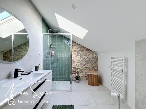 Vif, Exclusif sur la plaine de Reymure avec Nicolas SAPIN(ei)  Possibilité d'acquérir une parcelle de 930M2 attenante avec un garage et deux annexes pour du stockage!
Venez poser vos valises dans cette belle maison de caractère entièrement rénovée, à proximité immédiate de l'école élémentaire.
Vous saurez apprécier les volumes et la qualité des matériaux qui en font une maison coup de coeur!
Vous disposerez d'une grande pièce de vie baignée de luminosité avec cuisine entièrement équipée donnant accès à l'extérieur par de belles baies vitrées.
Egalement de plain-pied, 4 chambres avec dressing, une buanderie, une salle de bain avec douche et WC séparé.
A l'étage, une suite parentale avec dressing et douche de plus de 35m2.
Pour votre confort: Menuiseries aluminium, BSO électrique, pompe à chaleur air/eau, climatisation, volets électriques, chauffage au sol.
Une grande cave voutée de 55m2 complète ce bien rare à la vente. 
Vous disposerez de places de parking devant la maison et un abri ouvert pour du stockage. 
Vidéo disponible sur demande.
