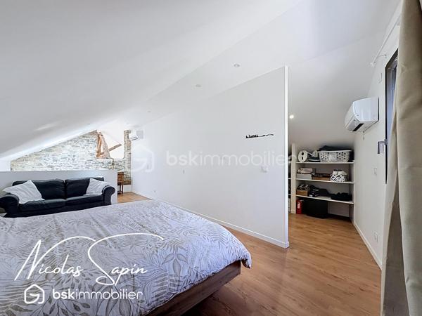 Vif, Exclusif sur la plaine de Reymure avec Nicolas SAPIN(ei)  Possibilité d'acquérir une parcelle de 930M2 attenante avec un garage et deux annexes pour du stockage!
Venez poser vos valises dans cette belle maison de caractère entièrement rénovée, à proximité immédiate de l'école élémentaire.
Vous saurez apprécier les volumes et la qualité des matériaux qui en font une maison coup de coeur!
Vous disposerez d'une grande pièce de vie baignée de luminosité avec cuisine entièrement équipée donnant accès à l'extérieur par de belles baies vitrées.
Egalement de plain-pied, 4 chambres avec dressing, une buanderie, une salle de bain avec douche et WC séparé.
A l'étage, une suite parentale avec dressing et douche de plus de 35m2.
Pour votre confort: Menuiseries aluminium, BSO électrique, pompe à chaleur air/eau, climatisation, volets électriques, chauffage au sol.
Une grande cave voutée de 55m2 complète ce bien rare à la vente. 
Vous disposerez de places de parking devant la maison et un abri ouvert pour du stockage. 
Vidéo disponible sur demande.