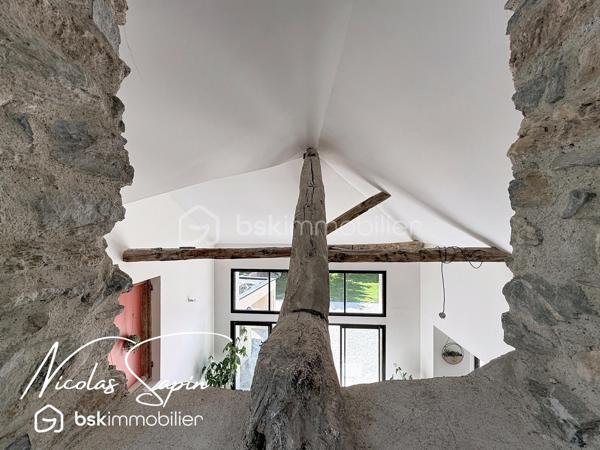 Vif, Exclusif sur la plaine de Reymure avec Nicolas SAPIN(ei)  Possibilité d'acquérir une parcelle de 930M2 attenante avec un garage et deux annexes pour du stockage!
Venez poser vos valises dans cette belle maison de caractère entièrement rénovée, à proximité immédiate de l'école élémentaire.
Vous saurez apprécier les volumes et la qualité des matériaux qui en font une maison coup de coeur!
Vous disposerez d'une grande pièce de vie baignée de luminosité avec cuisine entièrement équipée donnant accès à l'extérieur par de belles baies vitrées.
Egalement de plain-pied, 4 chambres avec dressing, une buanderie, une salle de bain avec douche et WC séparé.
A l'étage, une suite parentale avec dressing et douche de plus de 35m2.
Pour votre confort: Menuiseries aluminium, BSO électrique, pompe à chaleur air/eau, climatisation, volets électriques, chauffage au sol.
Une grande cave voutée de 55m2 complète ce bien rare à la vente. 
Vous disposerez de places de parking devant la maison et un abri ouvert pour du stockage. 
Vidéo disponible sur demande.
