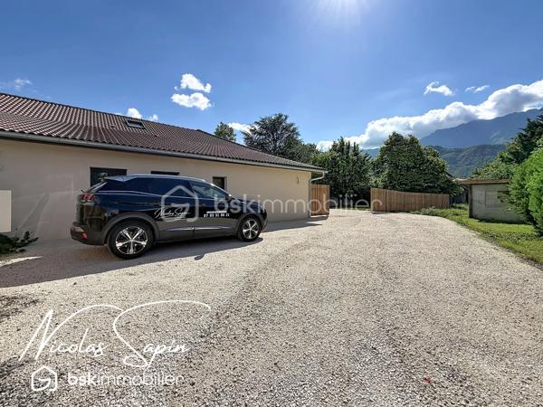 Vif, Exclusif sur la plaine de Reymure avec Nicolas SAPIN(ei)  Possibilité d'acquérir une parcelle de 930M2 attenante avec un garage et deux annexes pour du stockage!
Venez poser vos valises dans cette belle maison de caractère entièrement rénovée, à proximité immédiate de l'école élémentaire.
Vous saurez apprécier les volumes et la qualité des matériaux qui en font une maison coup de coeur!
Vous disposerez d'une grande pièce de vie baignée de luminosité avec cuisine entièrement équipée donnant accès à l'extérieur par de belles baies vitrées.
Egalement de plain-pied, 4 chambres avec dressing, une buanderie, une salle de bain avec douche et WC séparé.
A l'étage, une suite parentale avec dressing et douche de plus de 35m2.
Pour votre confort: Menuiseries aluminium, BSO électrique, pompe à chaleur air/eau, climatisation, volets électriques, chauffage au sol.
Une grande cave voutée de 55m2 complète ce bien rare à la vente. 
Vous disposerez de places de parking devant la maison et un abri ouvert pour du stockage. 
Vidéo disponible sur demande.