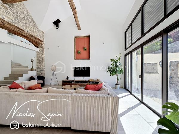 Vif, Exclusif sur la plaine de Reymure avec Nicolas SAPIN(ei)  Possibilité d'acquérir une parcelle de 930M2 attenante avec un garage et deux annexes pour du stockage!
Venez poser vos valises dans cette belle maison de caractère entièrement rénovée, à proximité immédiate de l'école élémentaire.
Vous saurez apprécier les volumes et la qualité des matériaux qui en font une maison coup de coeur!
Vous disposerez d'une grande pièce de vie baignée de luminosité avec cuisine entièrement équipée donnant accès à l'extérieur par de belles baies vitrées.
Egalement de plain-pied, 4 chambres avec dressing, une buanderie, une salle de bain avec douche et WC séparé.
A l'étage, une suite parentale avec dressing et douche de plus de 35m2.
Pour votre confort: Menuiseries aluminium, BSO électrique, pompe à chaleur air/eau, climatisation, volets électriques, chauffage au sol.
Une grande cave voutée de 55m2 complète ce bien rare à la vente. 
Vous disposerez de places de parking devant la maison et un abri ouvert pour du stockage. 
Vidéo disponible sur demande.