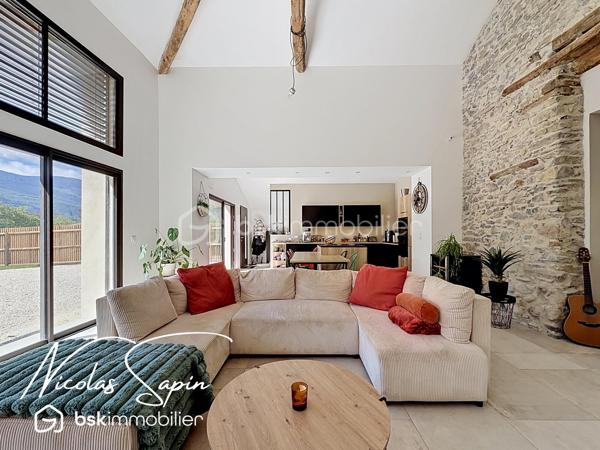 Vif, Exclusif sur la plaine de Reymure avec Nicolas SAPIN(ei)  Possibilité d'acquérir une parcelle de 930M2 attenante avec un garage et deux annexes pour du stockage!
Venez poser vos valises dans cette belle maison de caractère entièrement rénovée, à proximité immédiate de l'école élémentaire.
Vous saurez apprécier les volumes et la qualité des matériaux qui en font une maison coup de coeur!
Vous disposerez d'une grande pièce de vie baignée de luminosité avec cuisine entièrement équipée donnant accès à l'extérieur par de belles baies vitrées.
Egalement de plain-pied, 4 chambres avec dressing, une buanderie, une salle de bain avec douche et WC séparé.
A l'étage, une suite parentale avec dressing et douche de plus de 35m2.
Pour votre confort: Menuiseries aluminium, BSO électrique, pompe à chaleur air/eau, climatisation, volets électriques, chauffage au sol.
Une grande cave voutée de 55m2 complète ce bien rare à la vente. 
Vous disposerez de places de parking devant la maison et un abri ouvert pour du stockage. 
Vidéo disponible sur demande.