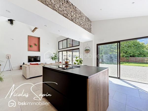 Vif, Exclusif sur la plaine de Reymure avec Nicolas SAPIN(ei)  Possibilité d'acquérir une parcelle de 930M2 attenante avec un garage et deux annexes pour du stockage!
Venez poser vos valises dans cette belle maison de caractère entièrement rénovée, à proximité immédiate de l'école élémentaire.
Vous saurez apprécier les volumes et la qualité des matériaux qui en font une maison coup de coeur!
Vous disposerez d'une grande pièce de vie baignée de luminosité avec cuisine entièrement équipée donnant accès à l'extérieur par de belles baies vitrées.
Egalement de plain-pied, 4 chambres avec dressing, une buanderie, une salle de bain avec douche et WC séparé.
A l'étage, une suite parentale avec dressing et douche de plus de 35m2.
Pour votre confort: Menuiseries aluminium, BSO électrique, pompe à chaleur air/eau, climatisation, volets électriques, chauffage au sol.
Une grande cave voutée de 55m2 complète ce bien rare à la vente. 
Vous disposerez de places de parking devant la maison et un abri ouvert pour du stockage. 
Vidéo disponible sur demande.