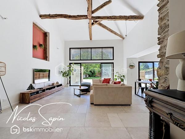 Vif, Exclusif sur la plaine de Reymure avec Nicolas SAPIN(ei)  Possibilité d'acquérir une parcelle de 930M2 attenante avec un garage et deux annexes pour du stockage!
Venez poser vos valises dans cette belle maison de caractère entièrement rénovée, à proximité immédiate de l'école élémentaire.
Vous saurez apprécier les volumes et la qualité des matériaux qui en font une maison coup de coeur!
Vous disposerez d'une grande pièce de vie baignée de luminosité avec cuisine entièrement équipée donnant accès à l'extérieur par de belles baies vitrées.
Egalement de plain-pied, 4 chambres avec dressing, une buanderie, une salle de bain avec douche et WC séparé.
A l'étage, une suite parentale avec dressing et douche de plus de 35m2.
Pour votre confort: Menuiseries aluminium, BSO électrique, pompe à chaleur air/eau, climatisation, volets électriques, chauffage au sol.
Une grande cave voutée de 55m2 complète ce bien rare à la vente. 
Vous disposerez de places de parking devant la maison et un abri ouvert pour du stockage. 
Vidéo disponible sur demande.