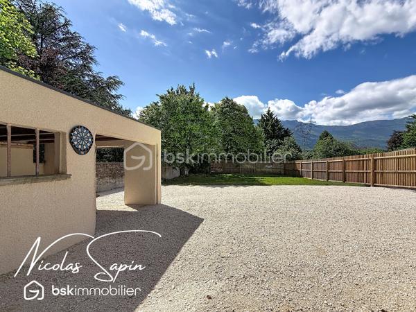 Vif, Exclusif sur la plaine de Reymure avec Nicolas SAPIN(ei)  Possibilité d'acquérir une parcelle de 930M2 attenante avec un garage et deux annexes pour du stockage!
Venez poser vos valises dans cette belle maison de caractère entièrement rénovée, à proximité immédiate de l'école élémentaire.
Vous saurez apprécier les volumes et la qualité des matériaux qui en font une maison coup de coeur!
Vous disposerez d'une grande pièce de vie baignée de luminosité avec cuisine entièrement équipée donnant accès à l'extérieur par de belles baies vitrées.
Egalement de plain-pied, 4 chambres avec dressing, une buanderie, une salle de bain avec douche et WC séparé.
A l'étage, une suite parentale avec dressing et douche de plus de 35m2.
Pour votre confort: Menuiseries aluminium, BSO électrique, pompe à chaleur air/eau, climatisation, volets électriques, chauffage au sol.
Une grande cave voutée de 55m2 complète ce bien rare à la vente. 
Vous disposerez de places de parking devant la maison et un abri ouvert pour du stockage. 
Vidéo disponible sur demande.