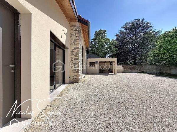 Vif, Exclusif sur la plaine de Reymure avec Nicolas SAPIN(ei)  Possibilité d'acquérir une parcelle de 930M2 attenante avec un garage et deux annexes pour du stockage!
Venez poser vos valises dans cette belle maison de caractère entièrement rénovée, à proximité immédiate de l'école élémentaire.
Vous saurez apprécier les volumes et la qualité des matériaux qui en font une maison coup de coeur!
Vous disposerez d'une grande pièce de vie baignée de luminosité avec cuisine entièrement équipée donnant accès à l'extérieur par de belles baies vitrées.
Egalement de plain-pied, 4 chambres avec dressing, une buanderie, une salle de bain avec douche et WC séparé.
A l'étage, une suite parentale avec dressing et douche de plus de 35m2.
Pour votre confort: Menuiseries aluminium, BSO électrique, pompe à chaleur air/eau, climatisation, volets électriques, chauffage au sol.
Une grande cave voutée de 55m2 complète ce bien rare à la vente. 
Vous disposerez de places de parking devant la maison et un abri ouvert pour du stockage. 
Vidéo disponible sur demande.