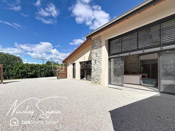 Vif, Exclusif sur la plaine de Reymure avec Nicolas SAPIN(ei)  Possibilité d'acquérir une parcelle de 930M2 attenante avec un garage et deux annexes pour du stockage!
Venez poser vos valises dans cette belle maison de caractère entièrement rénovée, à proximité immédiate de l'école élémentaire.
Vous saurez apprécier les volumes et la qualité des matériaux qui en font une maison coup de coeur!
Vous disposerez d'une grande pièce de vie baignée de luminosité avec cuisine entièrement équipée donnant accès à l'extérieur par de belles baies vitrées.
Egalement de plain-pied, 4 chambres avec dressing, une buanderie, une salle de bain avec douche et WC séparé.
A l'étage, une suite parentale avec dressing et douche de plus de 35m2.
Pour votre confort: Menuiseries aluminium, BSO électrique, pompe à chaleur air/eau, climatisation, volets électriques, chauffage au sol.
Une grande cave voutée de 55m2 complète ce bien rare à la vente. 
Vous disposerez de places de parking devant la maison et un abri ouvert pour du stockage. 
Vidéo disponible sur demande.