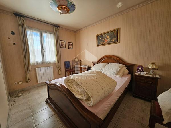 Septemes Les Vallons T6  d'environ 132m2 + garage 40 m2 sur une parcelle de 552 m2