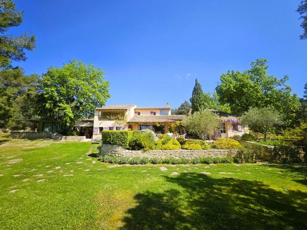 Grambois (84240) Domaine d'exception dans le Sud Luberon | Vue Sainte-Victoire