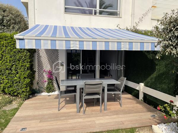 Charmant duplex avec jardin à 350 mètres de l’océan. Situé dans une résidence sécurisée, découvrez ce charmant appartement duplex de 50 m² en rez-de-jardin. En excellent état et sans aucun travaux à prévoir, l’appartement offre une chambre, une pièce de vie avec cuisine ouverte, une salle d’eau, une buanderie, des toilettes séparées, ainsi qu’une mezzanine qui ajoute du charme. Vous profiterez également d’un petit jardin privatif, idéal pour les beaux jours, ainsi que d’une cave et d’une place de stationnement aérienne dans la résidence sécurisée. L’océan est à deux pas et le centre-ville est accessible en 8 minutes en voiture, 12 minutes à vélo ou environ 30 minutes à pied. DPE classé D. Idéal pied-à-terre, résidence principale ou investissement.
Visite possible 7/7 JOURS
