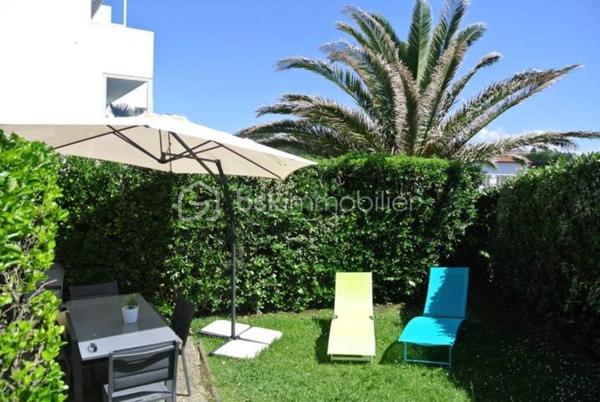 Charmant duplex avec jardin à 350 mètres de l’océan. Situé dans une résidence sécurisée, découvrez ce charmant appartement duplex de 50 m² en rez-de-jardin. En excellent état et sans aucun travaux à prévoir, l’appartement offre une chambre, une pièce de vie avec cuisine ouverte, une salle d’eau, une buanderie, des toilettes séparées, ainsi qu’une mezzanine qui ajoute du charme. Vous profiterez également d’un petit jardin privatif, idéal pour les beaux jours, ainsi que d’une cave et d’une place de stationnement aérienne dans la résidence sécurisée. L’océan est à deux pas et le centre-ville est accessible en 8 minutes en voiture, 12 minutes à vélo ou environ 30 minutes à pied. DPE classé D. Idéal pied-à-terre, résidence principale ou investissement.
Visite possible 7/7 JOURS