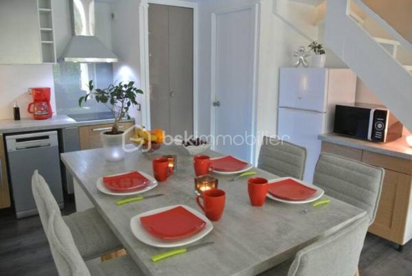 Charmant duplex avec jardin à 350 mètres de l’océan. Situé dans une résidence sécurisée, découvrez ce charmant appartement duplex de 50 m² en rez-de-jardin. En excellent état et sans aucun travaux à prévoir, l’appartement offre une chambre, une pièce de vie avec cuisine ouverte, une salle d’eau, une buanderie, des toilettes séparées, ainsi qu’une mezzanine qui ajoute du charme. Vous profiterez également d’un petit jardin privatif, idéal pour les beaux jours, ainsi que d’une cave et d’une place de stationnement aérienne dans la résidence sécurisée. L’océan est à deux pas et le centre-ville est accessible en 8 minutes en voiture, 12 minutes à vélo ou environ 30 minutes à pied. DPE classé D. Idéal pied-à-terre, résidence principale ou investissement.
Visite possible 7/7 JOURS