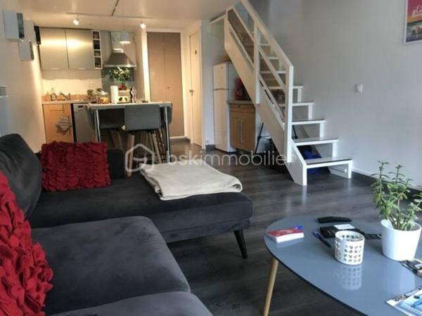 Charmant duplex avec jardin à 350 mètres de l’océan. Situé dans une résidence sécurisée, découvrez ce charmant appartement duplex de 50 m² en rez-de-jardin. En excellent état et sans aucun travaux à prévoir, l’appartement offre une chambre, une pièce de vie avec cuisine ouverte, une salle d’eau, une buanderie, des toilettes séparées, ainsi qu’une mezzanine qui ajoute du charme. Vous profiterez également d’un petit jardin privatif, idéal pour les beaux jours, ainsi que d’une cave et d’une place de stationnement aérienne dans la résidence sécurisée. L’océan est à deux pas et le centre-ville est accessible en 8 minutes en voiture, 12 minutes à vélo ou environ 30 minutes à pied. DPE classé D. Idéal pied-à-terre, résidence principale ou investissement.
Visite possible 7/7 JOURS