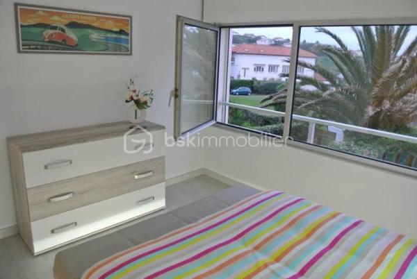 Charmant duplex avec jardin à 350 mètres de l’océan. Situé dans une résidence sécurisée, découvrez ce charmant appartement duplex de 50 m² en rez-de-jardin. En excellent état et sans aucun travaux à prévoir, l’appartement offre une chambre, une pièce de vie avec cuisine ouverte, une salle d’eau, une buanderie, des toilettes séparées, ainsi qu’une mezzanine qui ajoute du charme. Vous profiterez également d’un petit jardin privatif, idéal pour les beaux jours, ainsi que d’une cave et d’une place de stationnement aérienne dans la résidence sécurisée. L’océan est à deux pas et le centre-ville est accessible en 8 minutes en voiture, 12 minutes à vélo ou environ 30 minutes à pied. DPE classé D. Idéal pied-à-terre, résidence principale ou investissement.
Visite possible 7/7 JOURS