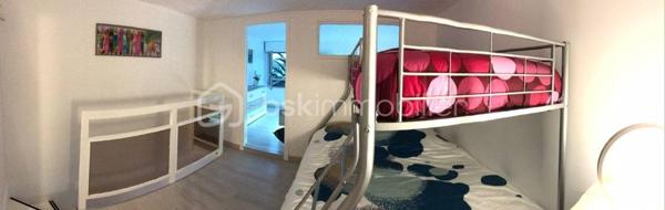 Charmant duplex avec jardin à 350 mètres de l’océan. Situé dans une résidence sécurisée, découvrez ce charmant appartement duplex de 50 m² en rez-de-jardin. En excellent état et sans aucun travaux à prévoir, l’appartement offre une chambre, une pièce de vie avec cuisine ouverte, une salle d’eau, une buanderie, des toilettes séparées, ainsi qu’une mezzanine qui ajoute du charme. Vous profiterez également d’un petit jardin privatif, idéal pour les beaux jours, ainsi que d’une cave et d’une place de stationnement aérienne dans la résidence sécurisée. L’océan est à deux pas et le centre-ville est accessible en 8 minutes en voiture, 12 minutes à vélo ou environ 30 minutes à pied. DPE classé D. Idéal pied-à-terre, résidence principale ou investissement.
Visite possible 7/7 JOURS