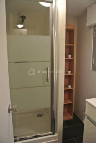 Charmant duplex avec jardin à 350 mètres de l’océan. Situé dans une résidence sécurisée, découvrez ce charmant appartement duplex de 50 m² en rez-de-jardin. En excellent état et sans aucun travaux à prévoir, l’appartement offre une chambre, une pièce de vie avec cuisine ouverte, une salle d’eau, une buanderie, des toilettes séparées, ainsi qu’une mezzanine qui ajoute du charme. Vous profiterez également d’un petit jardin privatif, idéal pour les beaux jours, ainsi que d’une cave et d’une place de stationnement aérienne dans la résidence sécurisée. L’océan est à deux pas et le centre-ville est accessible en 8 minutes en voiture, 12 minutes à vélo ou environ 30 minutes à pied. DPE classé D. Idéal pied-à-terre, résidence principale ou investissement.
Visite possible 7/7 JOURS