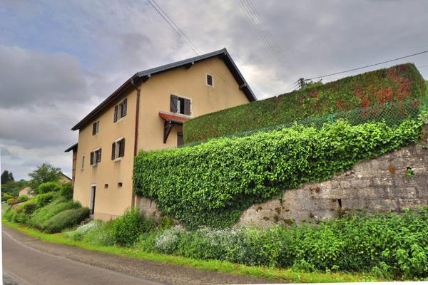 Maison avec grange à Faverois, proche frontière suisse