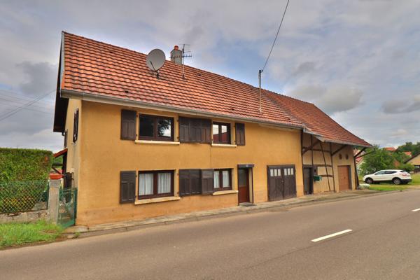 Maison avec grange à Faverois, proche frontière suisse