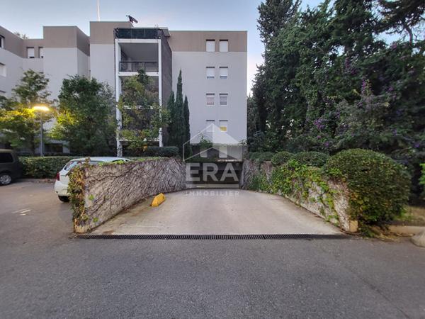 A vendre 2 places de parking en enfilade au sous-sol avec rangement.