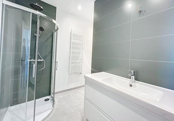 Suresnes - Appartement d'architecte- 95m² - Terrasse - Place de stationnement - Prestations ***