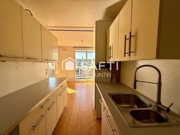 DERNIER ÉTAGE – LUMINEUX – GARE À PIED