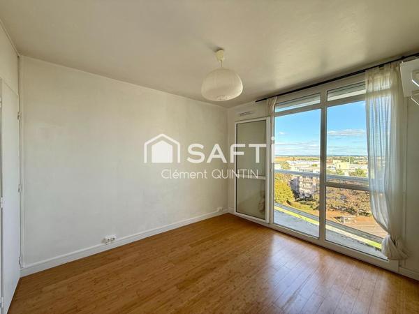 DERNIER ÉTAGE – LUMINEUX – GARE À PIED