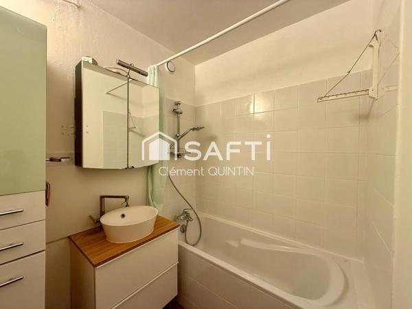 DERNIER ÉTAGE – LUMINEUX – GARE À PIED