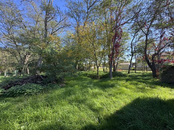 Saint-Yzan-de-Soudiac (33920) Terrain constructible de 854m2