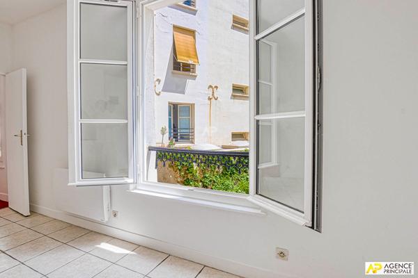 Versailles Notre-Dame Appartement 2 pièces 32.93 m² carrez situé au 1er étage 303 000 € **  - Référence  28506