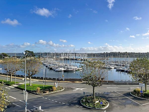 Vue sur le Port, Vie à Pied : La Mer en Ligne d'Horizon