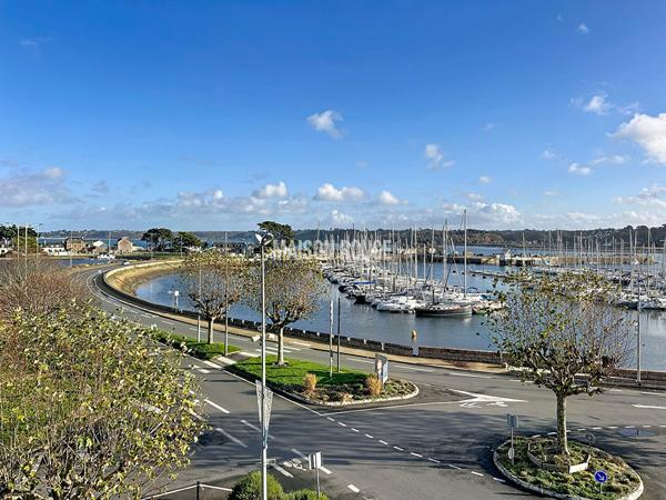 Vue sur le Port, Vie à Pied : La Mer en Ligne d'Horizon