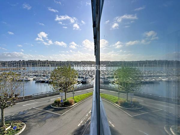 Vue sur le Port, Vie à Pied : La Mer en Ligne d'Horizon