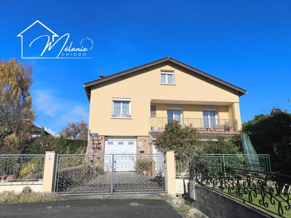 Quartier calme 5 chambres garage double plus sous sol complet jardin