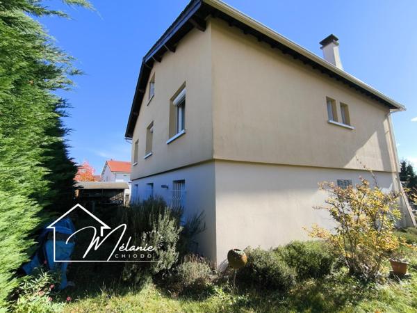 Quartier calme 5 chambres garage double plus sous sol complet jardin