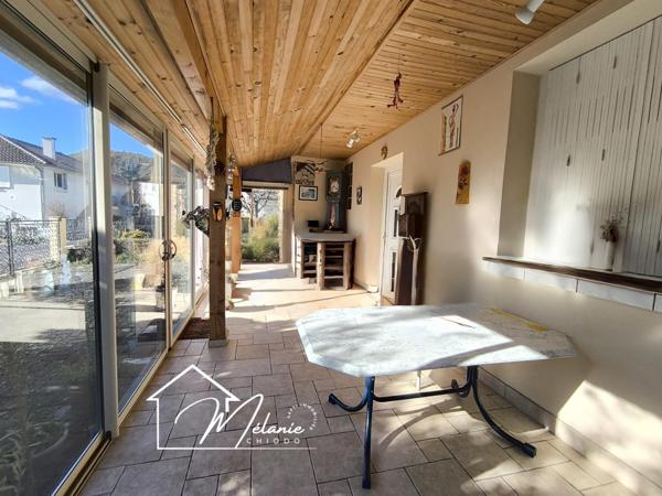 Quartier calme 5 chambres garage double plus sous sol complet jardin
