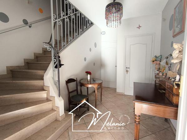 Quartier calme 5 chambres garage double plus sous sol complet jardin